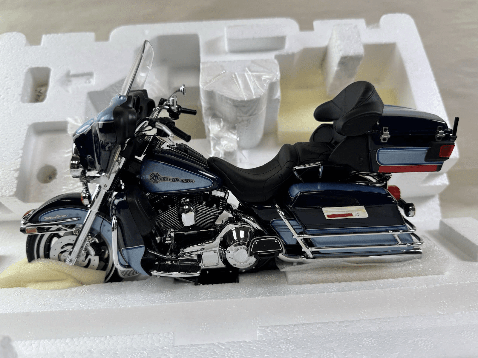 NEW Franklin Mint Harley Davidson Electra Glide Die Cast Motorcycle 1:10 Scale